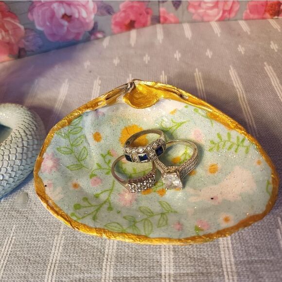 DECOUPAGE BUNNIES ON A CLAM SHELL - Picture 4 of 8